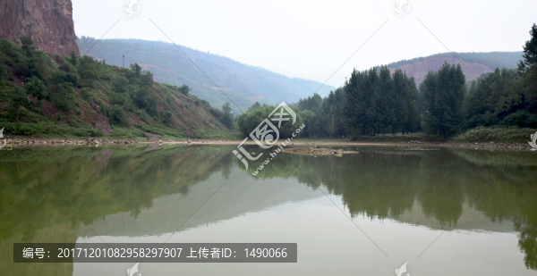 綠色水面上的山脈倒影