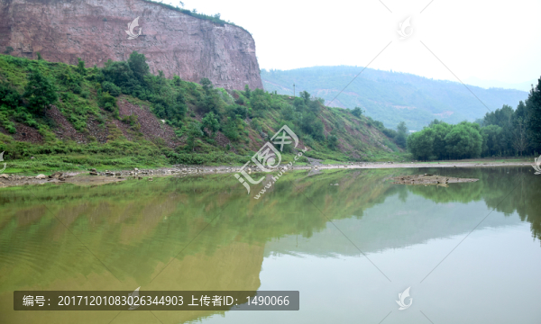 平靜的水面倒影景觀
