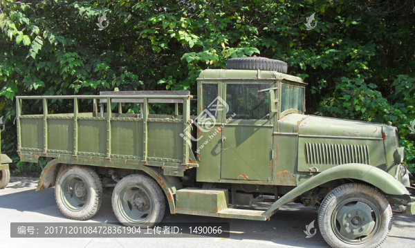 老舊的綠皮軍車圖片