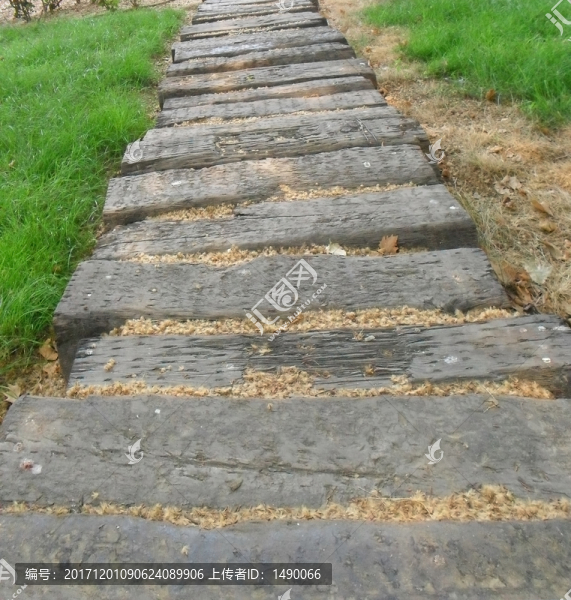 粗大枕木鋪設(shè)的公園道路