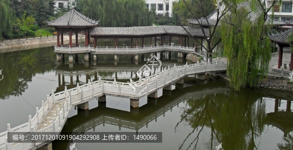 湖面的曲橋建筑