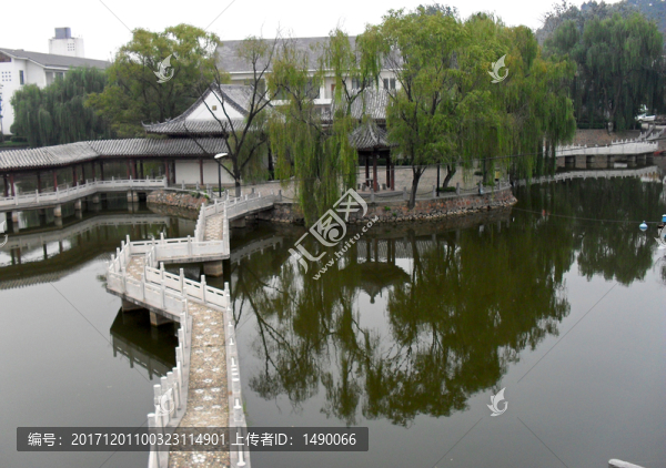 通向湖心島的小橋