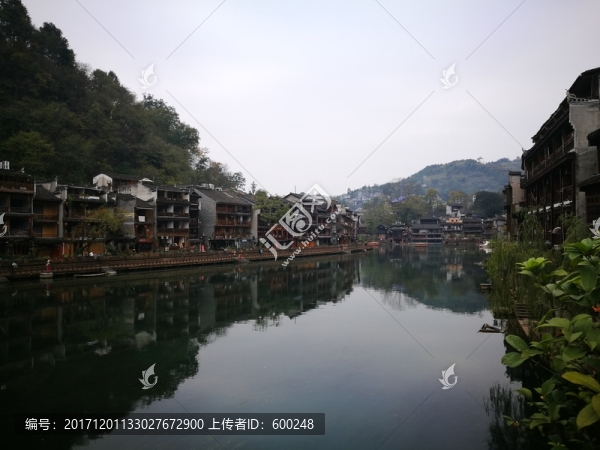鳳凰古鎮(zhèn)沱江風(fēng)光
