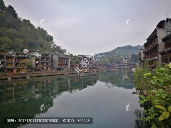 鳳凰古鎮(zhèn)沱江風(fēng)光