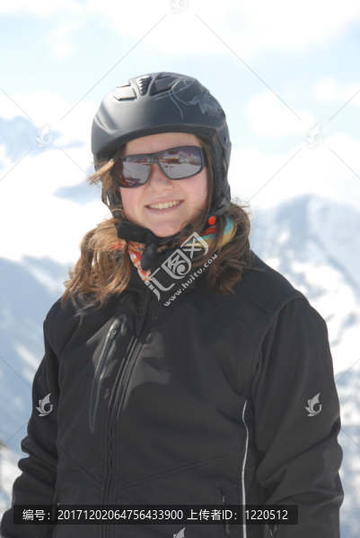 年輕女子在冬季運動服,-,山在背景中