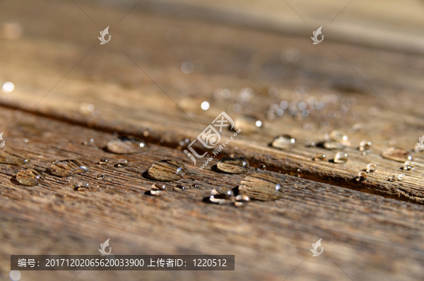 水滴在木板上