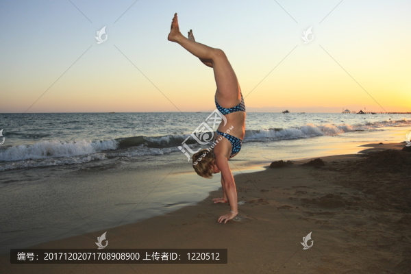 倒立在沙灘上