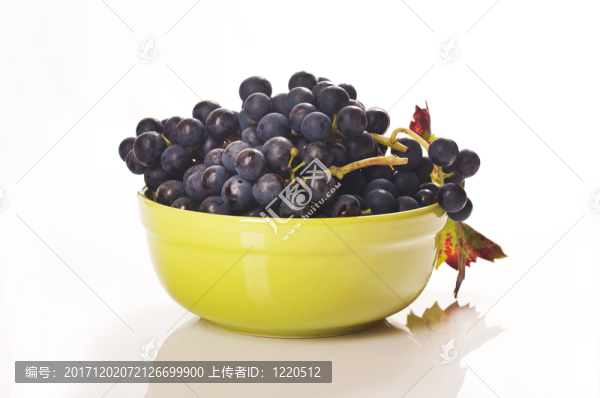 在綠色瓷碗的紅葡萄