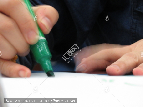 手拿水筆