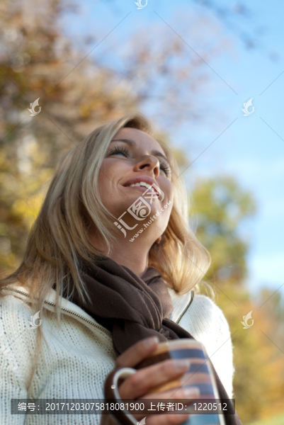 年輕健康的金發(fā)女人在秋天