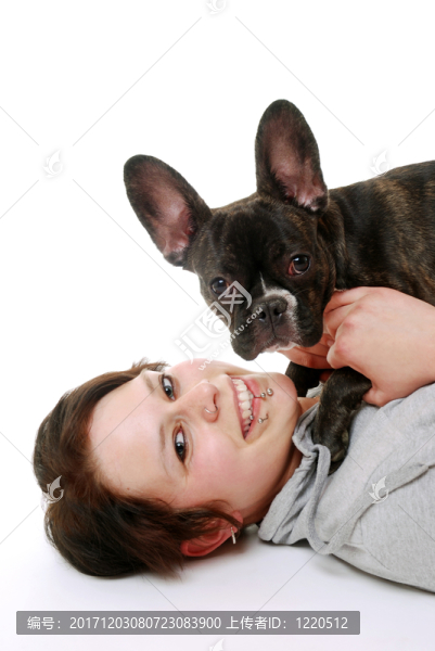 年輕女子與法國斗牛犬