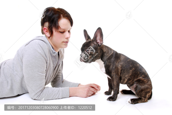 年輕女子與法國斗牛犬