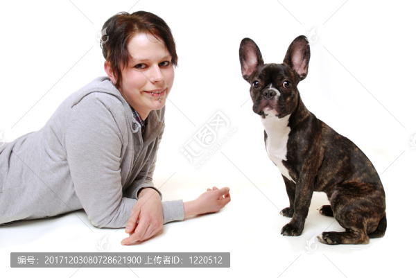 年輕女子與法國(guó)斗牛犬