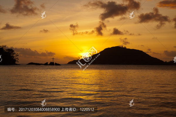 在港口發(fā)射日落