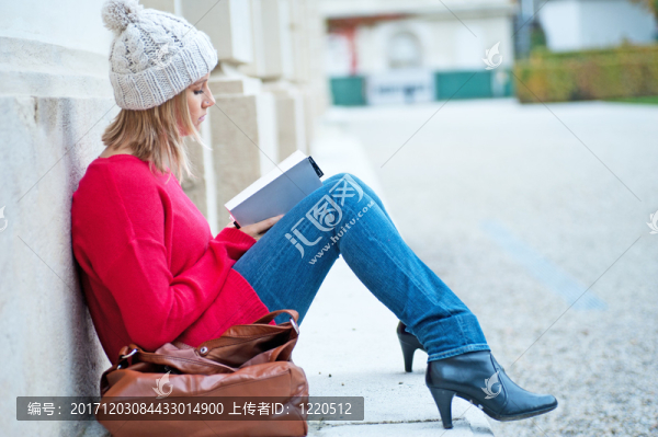 年輕女子讀一本書