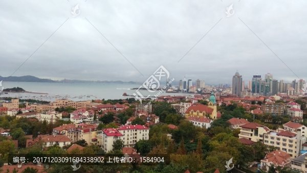 紅瓦綠樹碧海藍天
