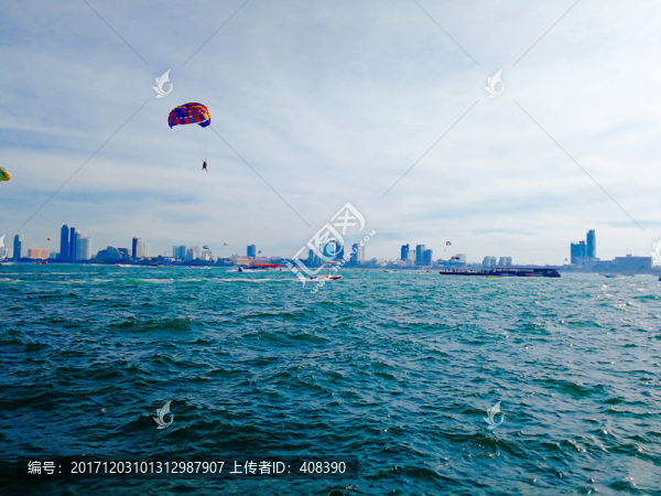 泰國(guó)芭提雅可蘭島海灘滑翔傘
