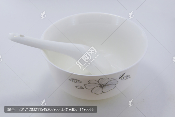 簡單大方的傳統(tǒng)餐具