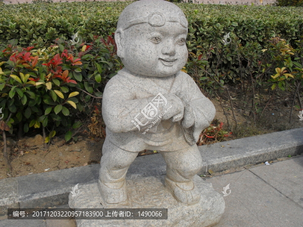抱拳行禮的小和尚