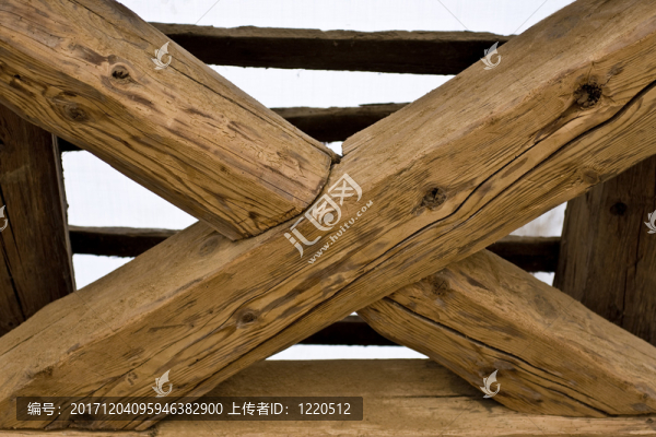 在老屋頂?shù)哪臼旨? title=
