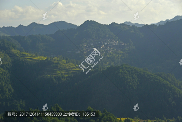大山半山腰上的苗寨