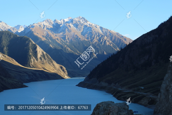 藍(lán)藍(lán)的高山綠湖