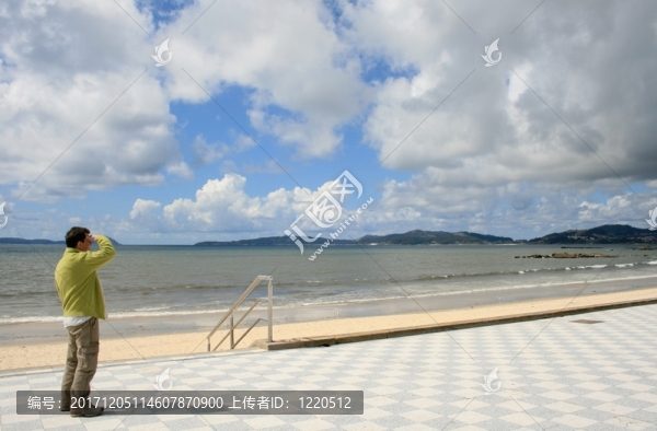 在海灘散步