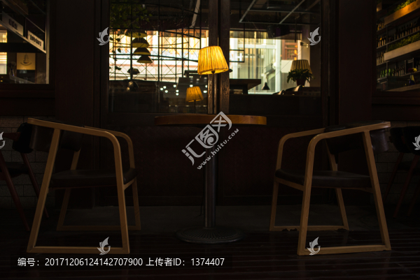 酒吧桌子