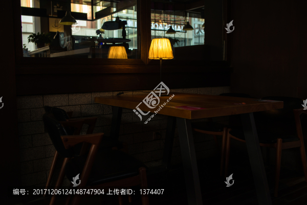 酒吧桌子