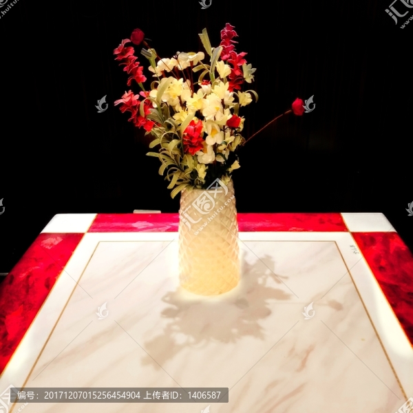 桌上一束花
