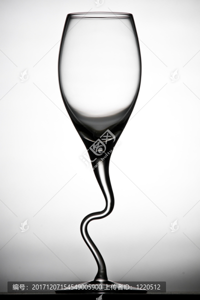 彎曲的酒杯