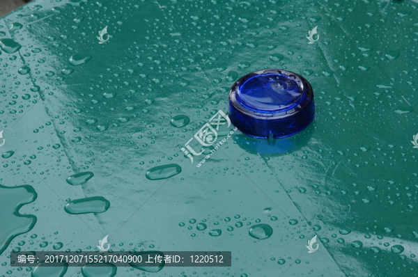在雨中