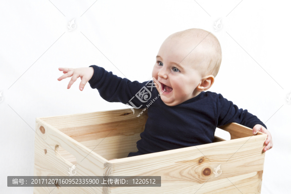 木箱的幼兒指向左邊
