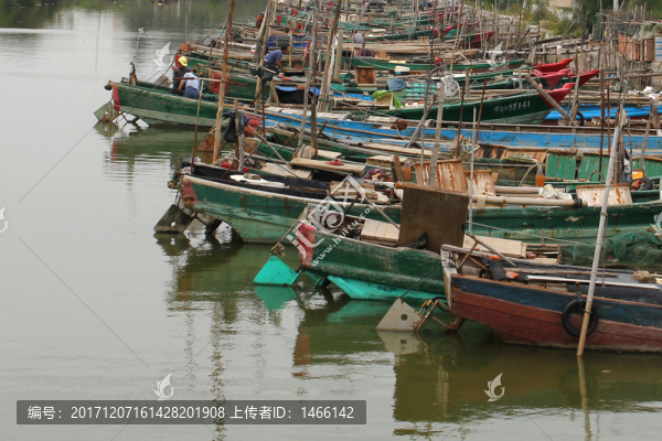 海邊漁夫的小漁船