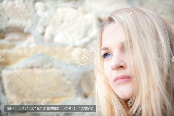 室外一個美麗的年輕女子的畫像