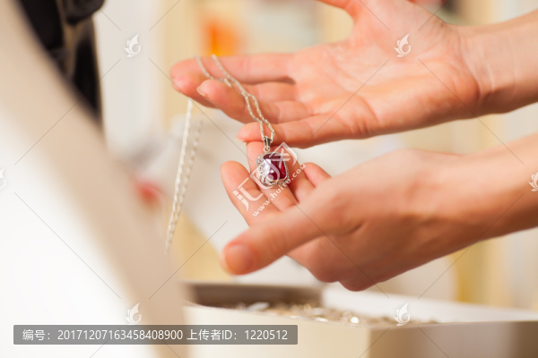 珠寶商展示珠寶