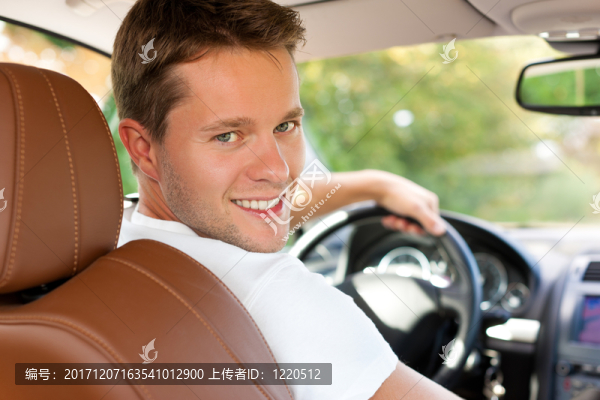 司機在他的車或公共汽車