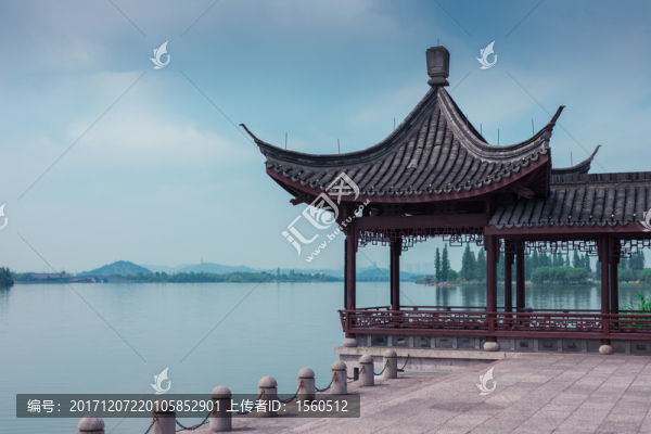湖邊涼亭