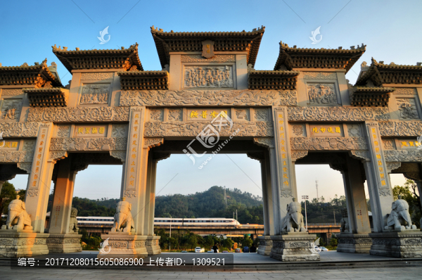 從珠海普陀寺外駛過的動(dòng)車