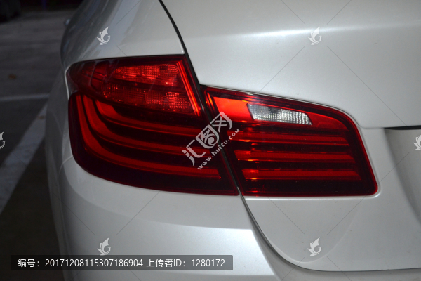 汽車后車燈