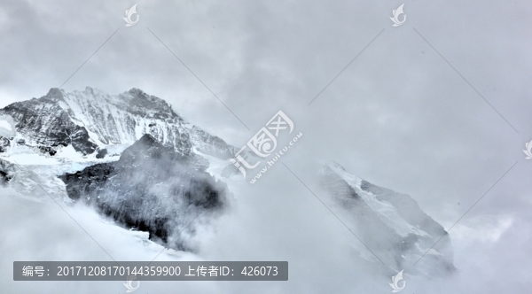 云霧中的冰山