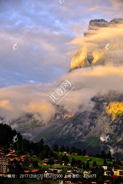 云霧繞山峰