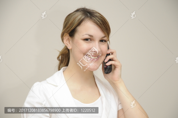 年輕女子在辦公室里