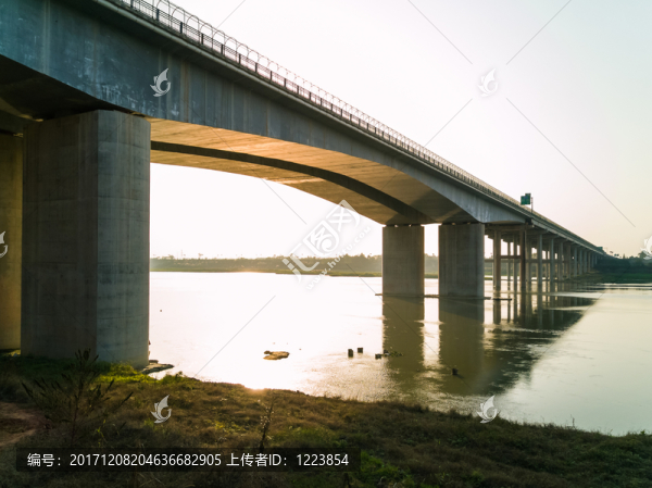 夕陽下的岷江大橋