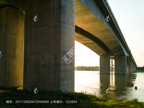 夕陽下的岷江大橋