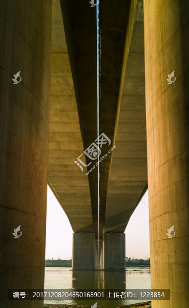夕陽下的岷江大橋