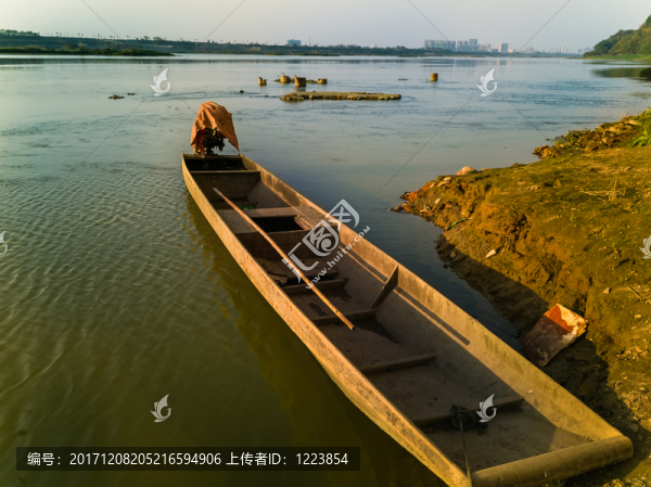 夕陽(yáng)下的岷江大橋小漁船