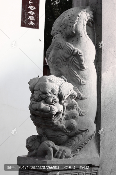 跳躍的石獅