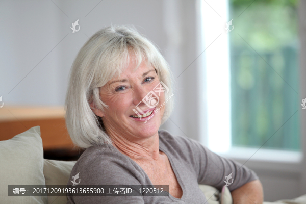 笑