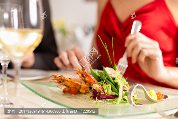 夫婦在一家非常好的餐廳吃喝